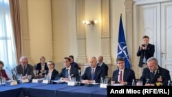 Zamjenik generalnog sekretara NATO-a Mircea Geoana i ambasadori zemalja NATO na sastanku sa članovima Predsjedništva BiH u Sarajevu, 1. februar 2024. 