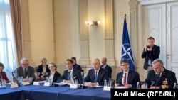 Zamjenik generalnog sekretara NATO-a Mircea Geoana i ambasadori zemalja NATO na sastanku sa članovima Predsjedništva BiH u Sarajevu, 1. februar 2024.