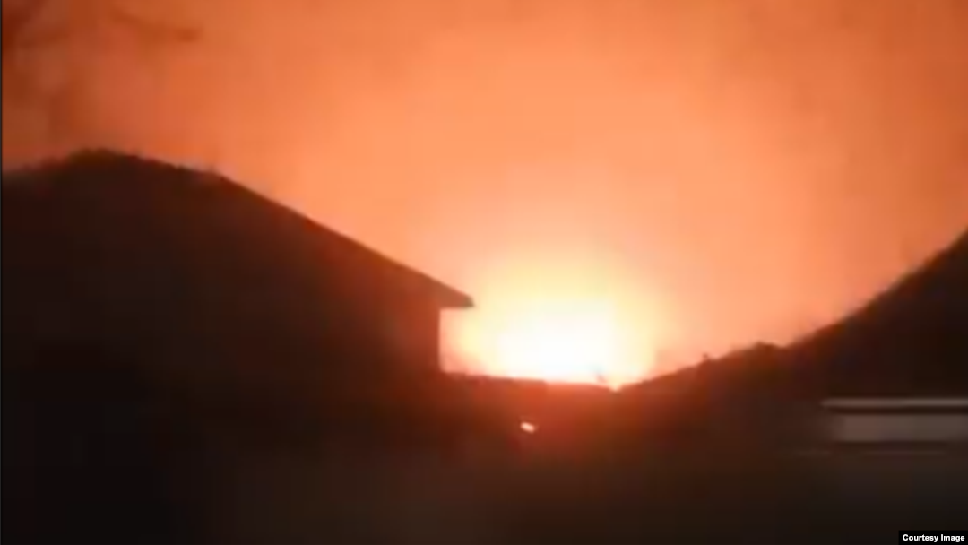 Captură de ecran: o explozie în Crimeea care a distrus mai multe rachete de croazieră rusești.