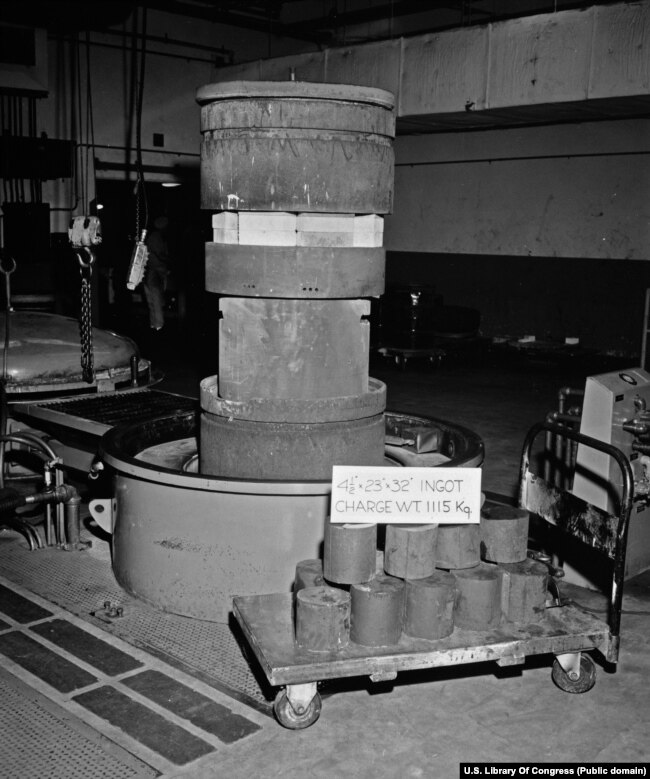 Слитъци форми от обеднен Уран, заснети в Колорадо през 1957 г.