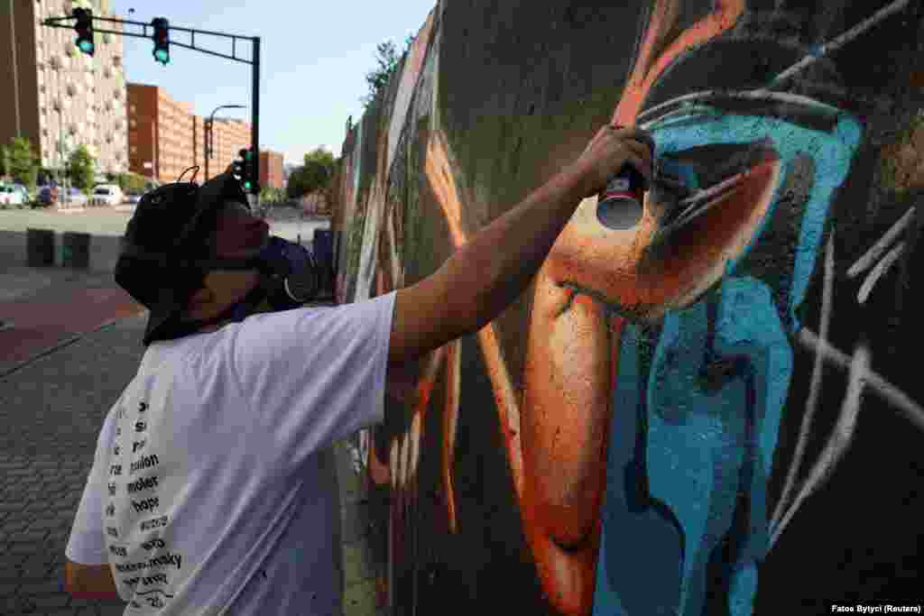 Michele Furia, a graffiti artist from Italy, at work. Since its creation, Meeting of Styles has organized more than 400 events such as the one in Pristina.