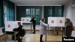 Poljaci na glasačkim mjestima u Varšavi, 15. oktorba 2023.