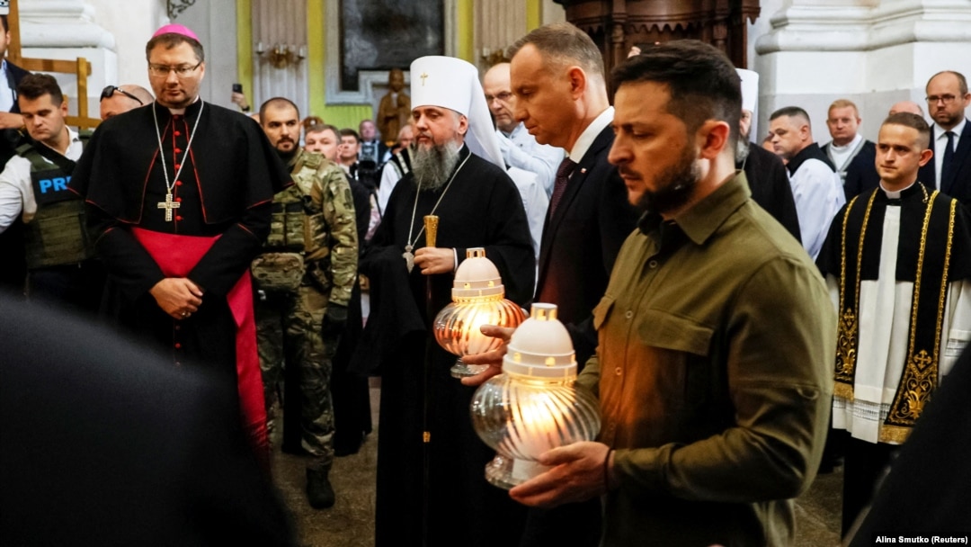 Президент України Володимир Зеленський та президент Польщі Анджей Дуда під час вшанування пам’яті жертв Волинської трагедії. Луцьк, Україна. 9 липня 2023 року
