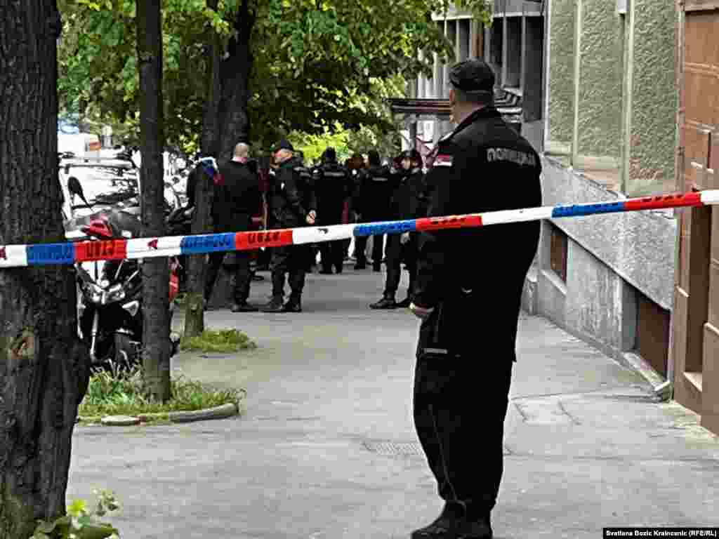 U napadu su korišćena dva pištolja, a osumnjičeni je u školu poneo i četiri molotovljeva koktela. Oružje je maloletnik uzeo od oca, koji je takođe uhapšen.