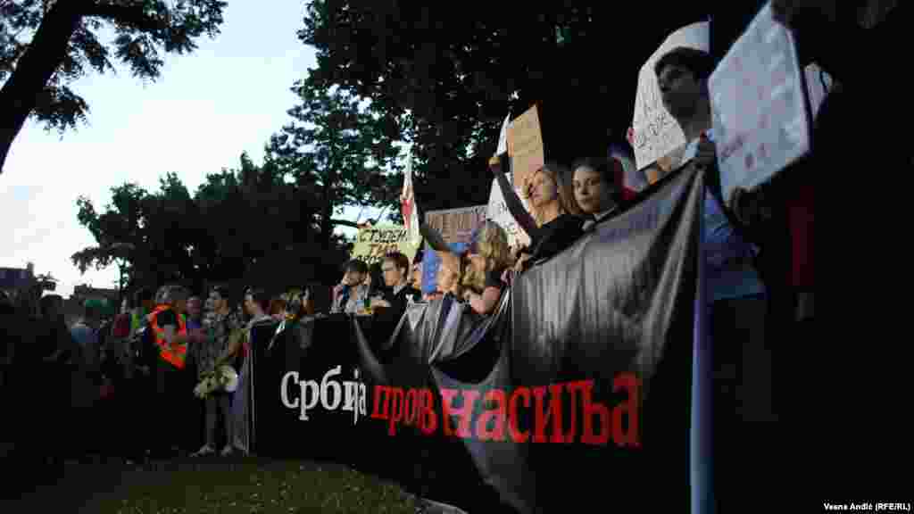 Transparent &quot;Srbija protiv nasilja&quot; na protestu u Beogradu