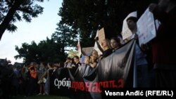Transparentima protiv nasilja na protestu u Beogradu