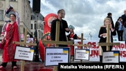 «Міжнародний ярмарок геноциду» — мистецький перформенс, ціль якого продемонструвати подвійні стандарти Європи. Варшава, Польща, 6 квітня 2024 року