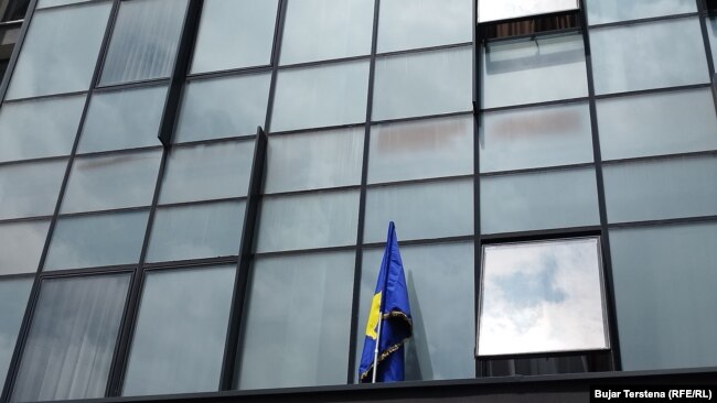 Flamuri i Kosovës i vendosur në ndërtesën e komunës së Mitrovicës së Veriut, 19 maj 2023.