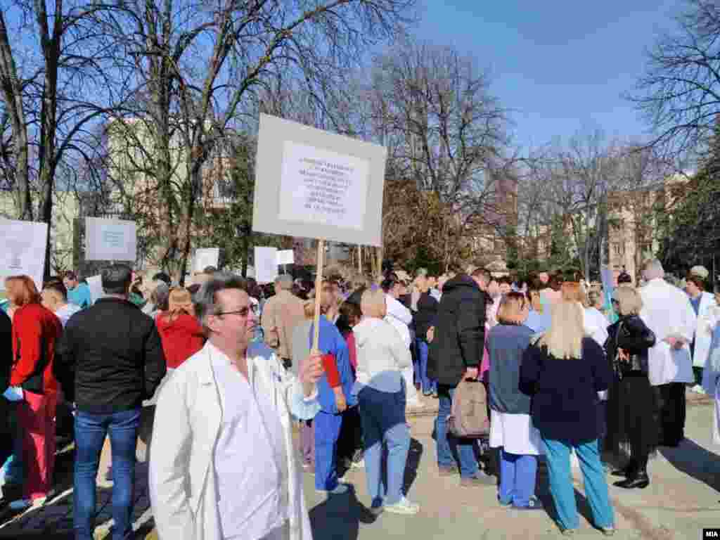 МАКЕДОНИЈА -&nbsp;Голем број аномалии во колективните договори на здравствените работници биле констатирани на денешната средба на независните синдикати за здравство и геријатрија во Министерството за информатичко општество и администрација.&nbsp;Синдикатите упатиле барања за решавање на ова прашање и во Министерство за финансии и во Министерство за здравство, но не добиле одговор. Ако не добијат решение до септември, најавуваат &bdquo;жешка есен&ldquo; со протести заедно со полицијата.