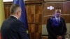 Nicolae Ciucă román miniszterelnök beszél az Ion nevű „politikai tanácsadóval” március 1-jei bemutatóján