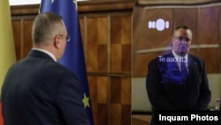 Nicolae Ciucă román miniszterelnök beszél az Ion nevű „politikai tanácsadóval” március 1-jei bemutatóján