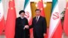 شی جین پینگ (راست) رئیس‌جمهور چین در مراسم استقبال از ابراهیم رئیسی، همتای ایرانی‌اش 