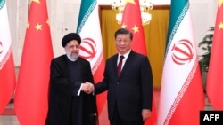 شی جین پینگ (راست) رئیس‌جمهور چین در مراسم استقبال از ابراهیم رئیسی، همتای ایرانی‌اش 