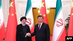 Presidenti i Kinës Xi Jinping dhe presidenti i Iranit Ebrahim Raisi gjatë takimit të përbashët në Pekin më 14 shkurt. 