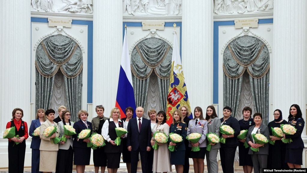 Путин награждает женщин