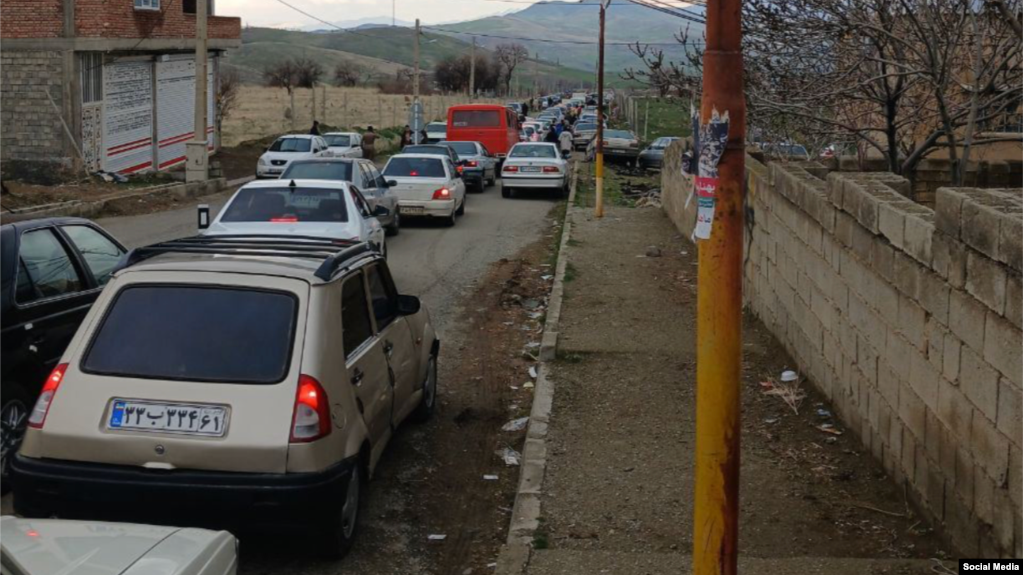 تصاویر منتشر شده در شبکه‌های اجتماعی نیز از راه‌بندان و ترافیک سنگین در روستای آیچی از توابع سقز حکایت دارد
