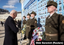 Президент США Джо Байден під час вшанування загиблих українських воїнів у війні з Росією біля Стіни пам'яті. Київ, 20 лютого 2023 року