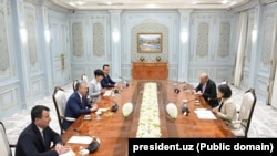  آرشیف، رئیس جمهور ازبکستان در جریان ملاقات با هیئت تجاری ایالات متحده در ۲۰۲۴