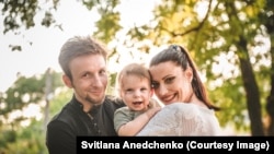 Світлана Анедченко з сином та чоловіком