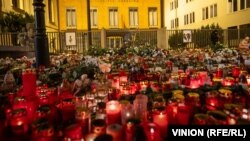 Zapaljene sveće i cveće za poginule u masovnoj pucnjavi u Pragu, 25.12.2023. 