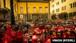 Свічки і квіти у пам’ять про загиблих внаслідок стрілянини в Карловому університеті в Празі (фото – 24 грудня 2023 року)