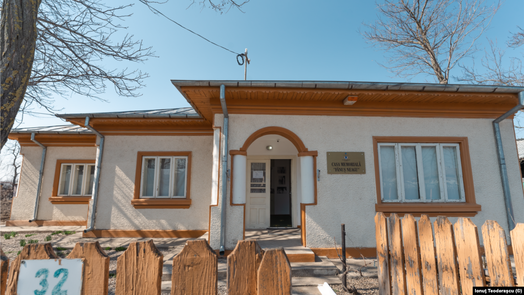 Casa în care s-a născut și a copilărit Fănuș Neagu (1932 &ndash; 2011) a fost construită chiar de tatăl autorului, Vasile Neagu. Casa modestă cu două camere, cu tindă și prispă, a fost refăcută așa cum se prezintă astăzi, în anii &nbsp;&lsquo;60 de fratele scriitorului, George.