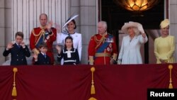 სამეფო ოჯახი ესალმება ჩარლზ III-ის დაბადების დღის ცერემონიაზე ბუკინგემის სასახლესთან შეკრებილ მოქალაქეებს 