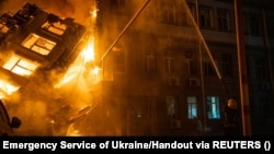 Пожежник бореться з вогнем після влучання ракети в адміністративну будівлю в Одесі, 20 липня 2023 року