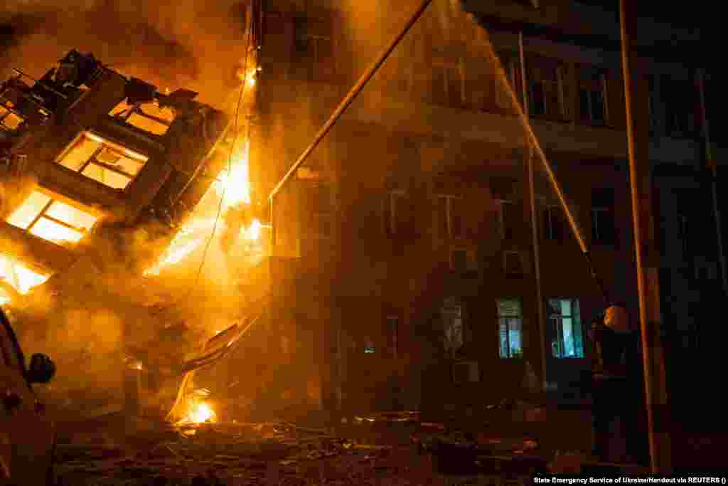 Пожежа в адміністративній будівлі в середмісті Одеси, яка виникла внаслідок російського ракетного удару в ніч на 20 липня 2023 року