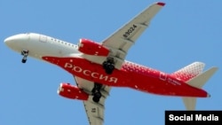 Sukhoi Superjet 100 авиакомпании "Россия" при посадке не смог полностью закрыть створки реверса двигателя