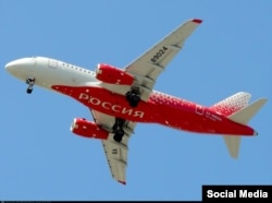 Sukhoi Superjet 100 авиакомпании "Россия" при посадке не смог полностью закрыть створки реверса двигателя