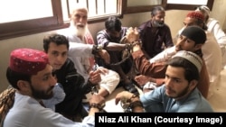تعدادی از افغانهای که اخیرآ در پاکستان بازداشت شده اند
