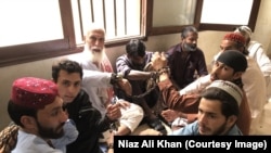 تعدادی از افغانهای که در این اواخر به دلیل نداشتن اسناد اقامت قانونی در پاکستان بازداشت شده اند