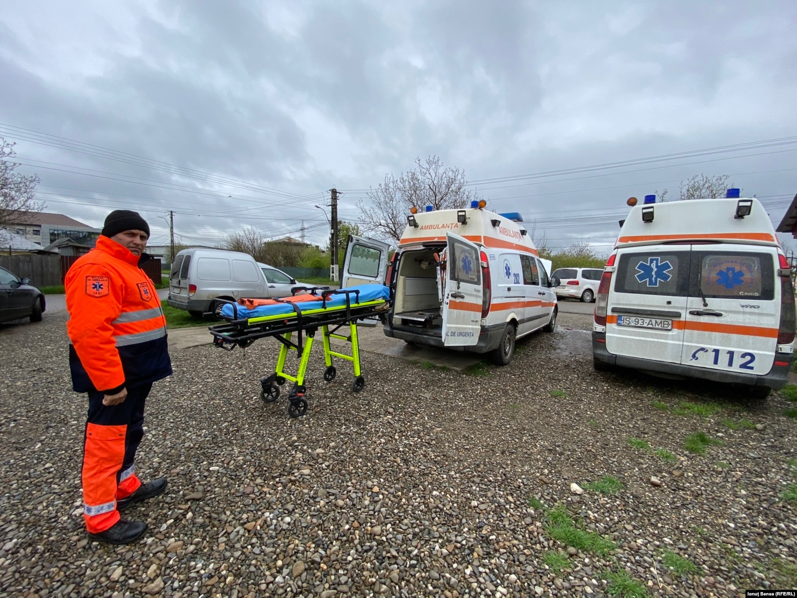 Cristi Botezatu lucrează ca șofer la Ambulanță de peste două decenii. Astăzi, conduce două mașini: una cu un kilometraj de peste 1,3 milioane de și alta care se apropie de un milion de kilometri.