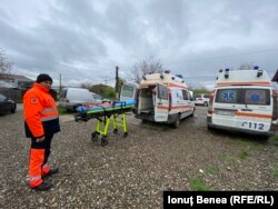 Cristi Botezatu lucrează ca șofer la Ambulanță de peste două decenii. Astăzi, conduce două mașini: una cu un kilometraj de peste 1,3 milioane de și alta care se apropie de un milion de kilometri.