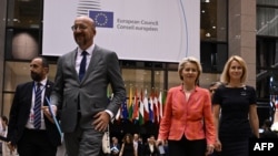 Досегашният председател на Европейския съвет Шарл Мишел, преизбраната председателка на ЕК Урсула фон дер Лайен (в средата) и новата първа дипломатка на ЕС Кая Калас след края на срещата на върха на Европейския съвет в Брюксел, 28 юни 2024 г.