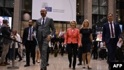 Ursula von der Leyen, az Európai Bizottság elnöke (j3), mellette Kaja Kallas észt miniszterelnök, a várható kül- és biztonságpolitikai főképviselő Brüsszelben 2024. június 27-én