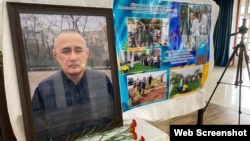 Алматыда бір топ белсенді Киевте қастандықтан қаза болған оппозициялық белсенді Айдос Садықовты еске алып, ас берген сәттен фото. 7 шілде 2024 жыл.