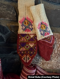 Çorapet e veshjes mirditore me motive shqiptare të punuara me dorë.