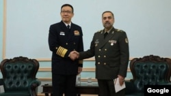 از راست: محمدرضا آشتیانی وزیر دفاع ایران و دنگ جون، وزیر دفاع چین