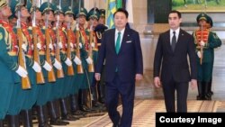 Türkmenistanyň prezidenti Serdar Berdimuhamedow Günorta Koreýanyň prezidenti Ýun Sok Ýoly hormat garawuly bilen garşy alýar. 10-njy iýun, 2024.