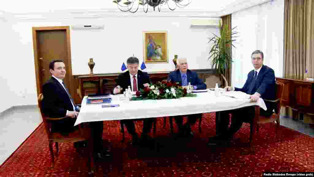 ЕУ / СРБИЈА / КОСОВО -&nbsp;Специјалниот претставник на Европската унија (ЕУ) за дијалогот меѓу Србија и Косово, Мирослав Лајчак, смета дека договорот меѓу претседателот на Србија, Александар Вучиќ и премиерот на Косово, Албин Курти претставува пресвртница во процесот на нормализација на односите. И двете страни сега треба да ги спроведат сите членови од договорот за патот кон нормализација на односите меѓу Косово и Србија, подвлече Лајчак во заедничкото интервју за Радио Слободна Европа (РСЕ) и Еуроњуз Србија.