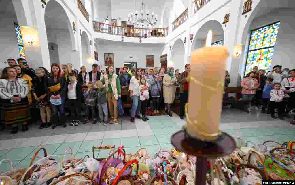 На церковную службу собралось около сотни прихожан&nbsp;