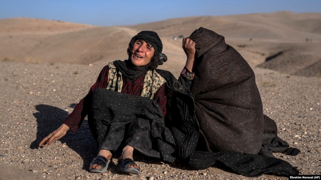 Le donne afghane piangono la morte dei parenti uccisi nei terremoti.