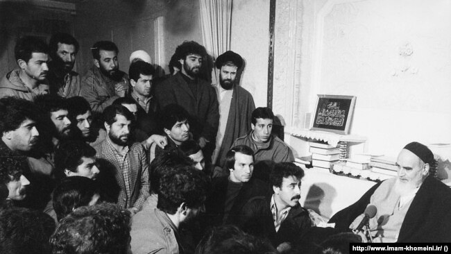 Ayatollah Ruhollah Khomeini gjatë takimit me sportistët iranianë.