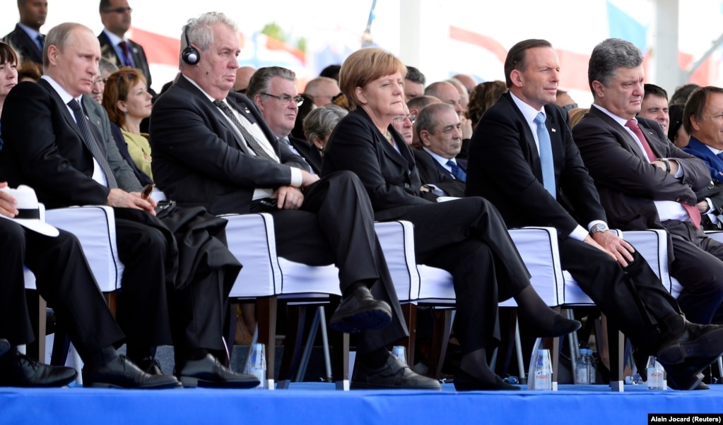 Në përkujtimin e vitit 2014 morën pjesë presidenti rus, Vladimir Putin (majtas), ai çek, Milos Zeman (i dyti nga e majta), kancelarja gjermane, Angela Merkel (në mes), kryeministri australian, Tony Abbott (i dyti nga e djathta) dhe presidenti i zgjedhur ukrainas, Petro Poroshenko.