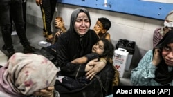 Palestinezë të plagosur në spitalin Al-Shifa, në Qytetin e Gazës, ku arritën pas shpërthimit në spitalin Al-Ahli më 17 tetor 2023.