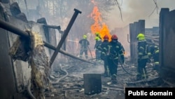 Пожежники та рятувальники ДСНС працюють на місці російського ракетного удару. Одеса, Україна. 15 березня 2024 року