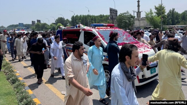 صدها نفر در پاکستان جنازۀ گیلهمن وزیر را از اسلام آباد تا وزیرستان مشایعت کردند.