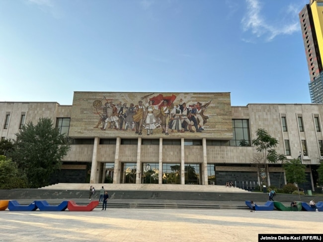 Opinioni në Shqipëri është i ndarë sa i përket veprave të periudhës komuniste.